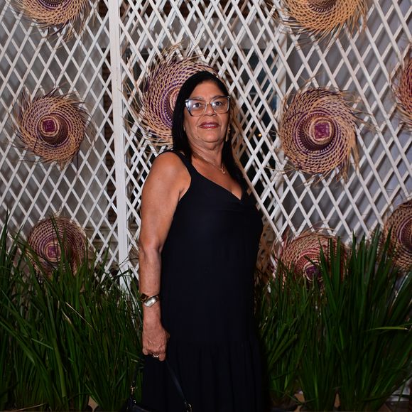 Dona Delma: exibiu elegância clássica em um vestido longo preto de alças grossas e decote em V, caracterizado por um leve babado na barra texturizada. A produção foi complementada por uma bolsa de ombro de couro preta estruturada, óculos de grau com armação transparente e sandálias abertas escuras