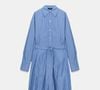 A camisa vestido listrada da Zara prova que uma única peça pode resolver todo o look de inverno. O modelo da ZW Collection entrou na liquidação com 30% de desconto e passou de R$ 529 para R$ 370,30