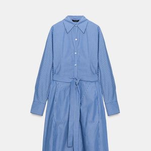 A camisa vestido listrada da Zara prova que uma única peça pode resolver todo o look de inverno. O modelo da ZW Collection entrou na liquidação com 30% de desconto e passou de R$ 529 para R$ 370,30