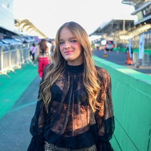 Direto do Autódromo de Interlagos, Rafa Justus aposta em jeans ousado de cintura baixa e vira destaque no Lollapalooza