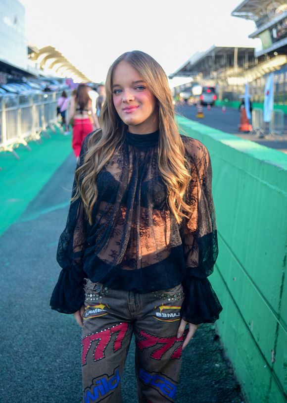Direto do Autódromo de Interlagos, Rafa Justus aposta em jeans ousado de cintura baixa e vira destaque no Lollapalooza
