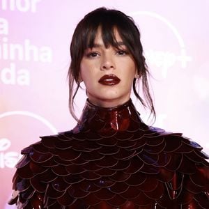 Na ocasião, Bruna Marquezine também apostou num batom vibrante para combinar com o restante do look. Deixou o cabelo preso, e sua franja solta, na frente.