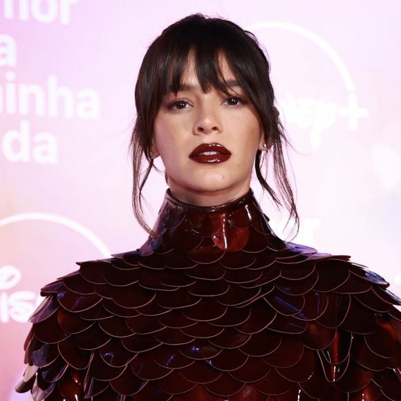 Na ocasião, Bruna Marquezine também apostou num batom vibrante para combinar com o restante do look. Deixou o cabelo preso, e sua franja solta, na frente.