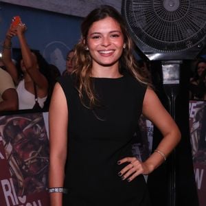 Para o evento, Luana Maia apostou em um vestido preto com cauda em formato de V belíssimo