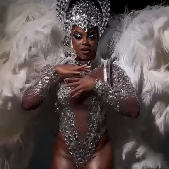 Carnaval 2026: Evelyn Bastos brilha como rainha de bateria da Mangueira por mais um ano