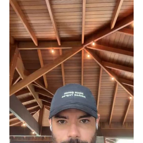 Pedro Andrade, namorado de Sandy, comeu um prato com bastante alho - mesmo ciente que a cantora não gosta nem um pouco desse condimento