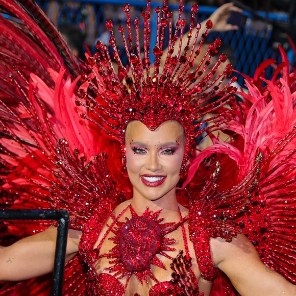 Fantasia de Virgínia Fonseca tem leds e cristais