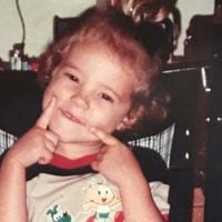 Essa menina sorridente dos anos 1980 não imaginaria que 45 anos depois faria uma icônica personagem de novela. Reconhece?