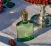 O Wild Vetiver, da Creed, perfume escolhido por Ana Maria Braga, aos 77 anos, para gravar a segunda temporada de 'Chef de Alto Nível', tem uma composição que combina bergamota, pimenta rosa e pimenta Timur nas notas de saída, rosa, groselha preta e gerânio no coração e vetiver, madeira de âmbar e cedro no fundo. A fragrância cítrica aromática compartilhável foi lançada em 2026 e aparece à venda no Mercado Livre por R$ 3.871 na versão de 100 ml