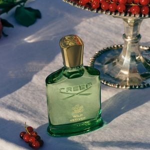 O Wild Vetiver, da Creed, perfume escolhido por Ana Maria Braga, aos 77 anos, para gravar a segunda temporada de 'Chef de Alto Nível', tem uma composição que combina bergamota, pimenta rosa e pimenta Timur nas notas de saída, rosa, groselha preta e gerânio no coração e vetiver, madeira de âmbar e cedro no fundo. A fragrância cítrica aromática compartilhável foi lançada em 2026 e aparece à venda no Mercado Livre por R$ 3.871 na versão de 100 ml