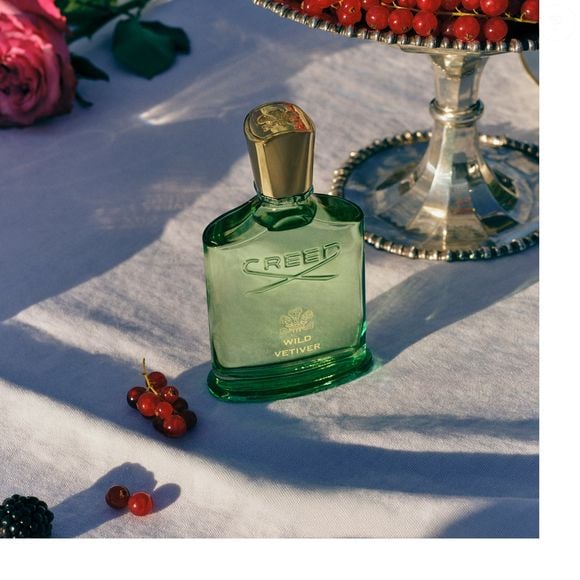 O Wild Vetiver, da Creed, perfume escolhido por Ana Maria Braga, aos 77 anos, para gravar a segunda temporada de 'Chef de Alto Nível', tem uma composição que combina bergamota, pimenta rosa e pimenta Timur nas notas de saída, rosa, groselha preta e gerânio no coração e vetiver, madeira de âmbar e cedro no fundo. A fragrância cítrica aromática compartilhável foi lançada em 2026 e aparece à venda no Mercado Livre por R$ 3.871 na versão de 100 ml