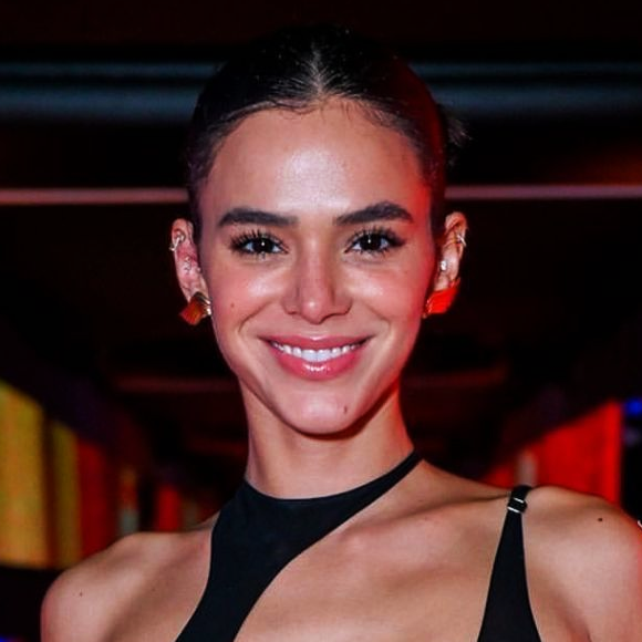Bruna Marquezine também terá novas atualizações em sua vida amorosa, vivendo relacionamentos