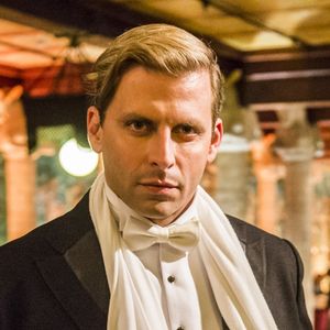 O ator Henri Castelli ficou loiríssimo para a novela 'Tempo de Amar' e exibia discretas modificações no rosto