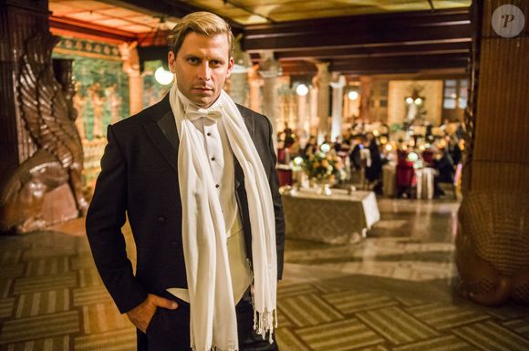 O ator Henri Castelli ficou loiríssimo para a novela 'Tempo de Amar' e exibia discretas modificações no rosto