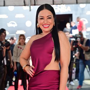 Milene Pavorô escolheu um vestido vinho com recorte estratégico valorizando sua silhueta