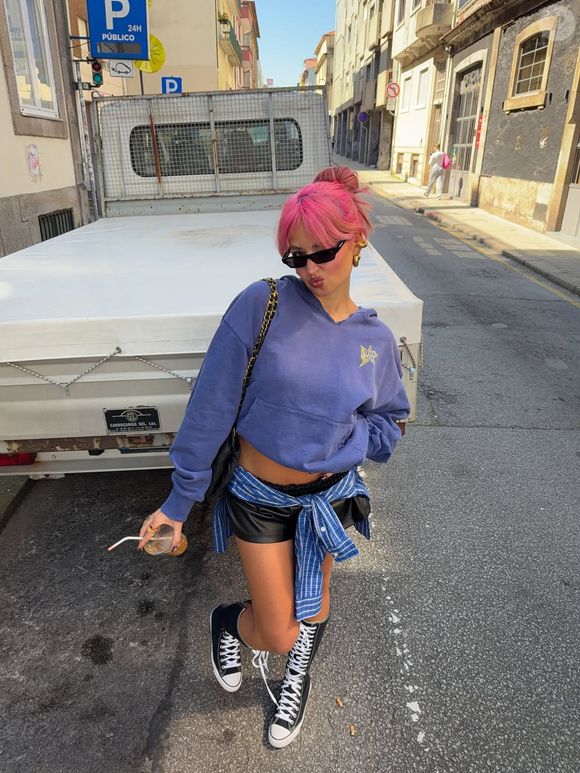 Para um visual preppy moderno, combine o Converse Run Star Hike Hi com saia de pregas, camisa branca e colete de tricô para equilibrar romantismo e atitude