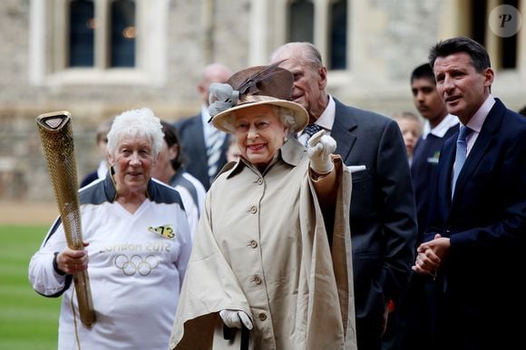 Segundo Robert Hardman, a participação de Rainha Elizabeth II ao lado de James Bond na abertura dos Jogos Olímpicos de Londres 2012 revelou ao mundo seu senso de humor