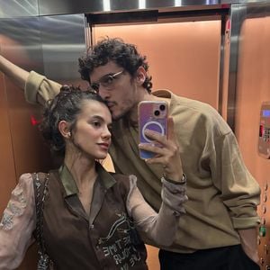 O ator vive um relacionamento discreto e repleto de apelidos carinhosos com Manu Gavassi, com quem tem uma filha recém-nascida