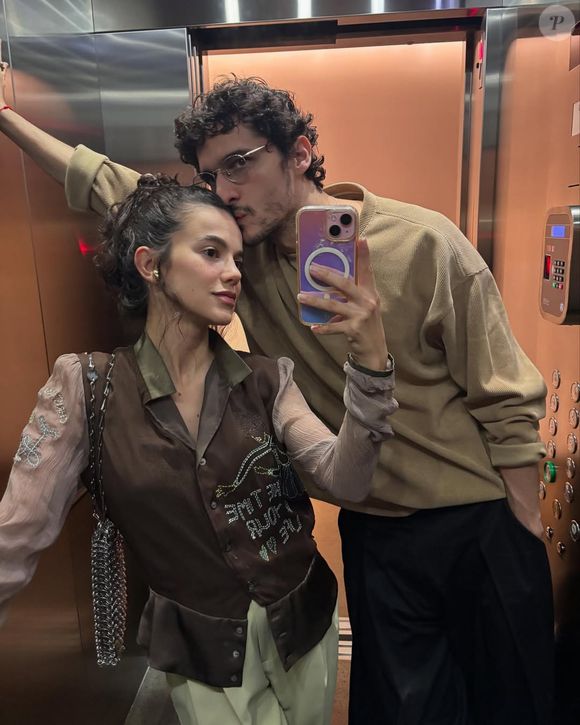 O ator vive um relacionamento discreto e repleto de apelidos carinhosos com Manu Gavassi, com quem tem uma filha recém-nascida