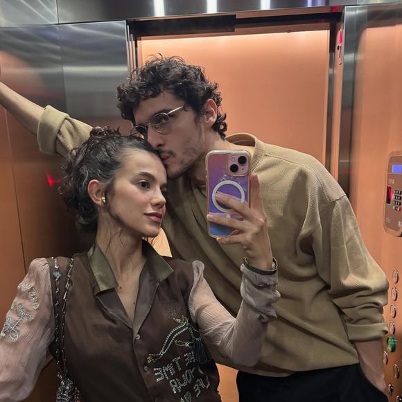 O ator vive um relacionamento discreto e repleto de apelidos carinhosos com Manu Gavassi, com quem tem uma filha recém-nascida