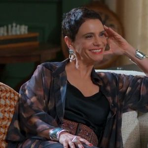 Semelhança chama atenção: figurino de 'Vale Tudo' aposta em joia de design internacional