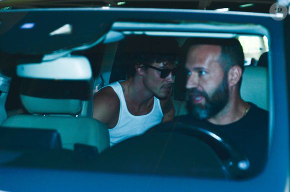 Shawn Mendes tirou moletom após desembarque no Brasil