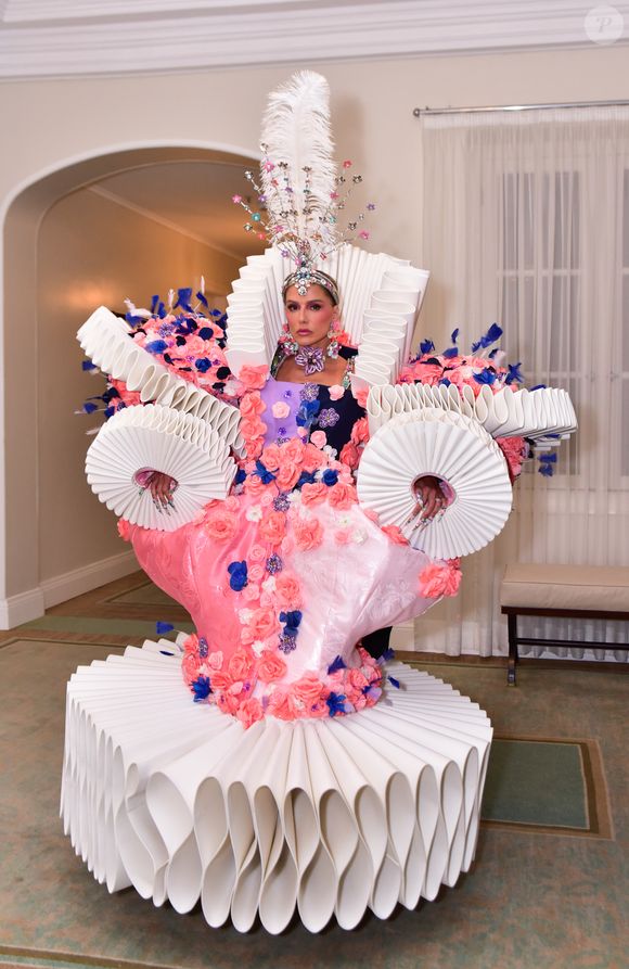 Luxo da era regencial, ousadia brasileira e toque floral: o conceito por trás do look de Deborah Secco inspirado em Bridgerton.