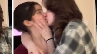Filha de Sandra Annenberg posta vídeo fofo aos beijos com a namorada e exibe fantasia de Halloween do casal