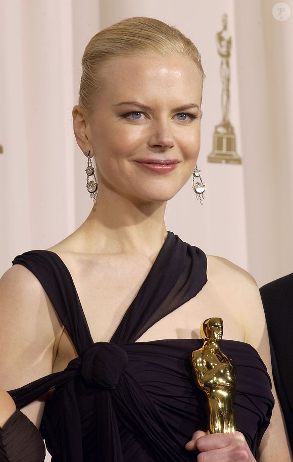 2003: essa foto de Nicole Kidman é um sonho; atriz apareceu segurando um Oscar de Melhor Atriz