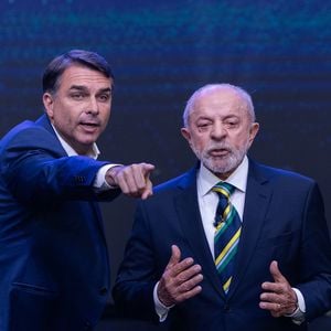 Lula e Flávio Bolsonaro trocaram acusações durante o debate presidencial da Globo. A transmissão também virou assunto nas redes após comentários de Tatá Werneck sobre os closes dos candidatos
