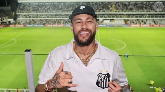 Neymar se envolveu na polêmica com Any Awuada após ter voltado ao Brasil para jogar pelo Santos