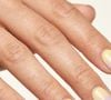 Amarelo-pastel e lilás se encontram em uma manicure ombré delicada que ganha ainda mais elegância com o efeito alongador da técnica italiana