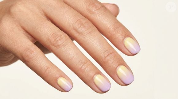 Amarelo-pastel e lilás se encontram em uma manicure ombré delicada que ganha ainda mais elegância com o efeito alongador da técnica italiana