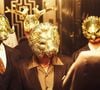 Outro fato que não nos foi explicado é quem são os VIPs por trás das máscaras