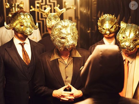 Outro fato que não nos foi explicado é quem são os VIPs por trás das máscaras