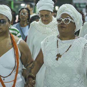 Babi Cruz e Flora Cruz no velório de Arlindo Cruz, neste sábado, 9 de agosto