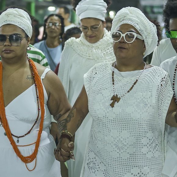 Babi Cruz e Flora Cruz no velório de Arlindo Cruz, neste sábado, 9 de agosto
