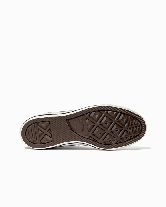Criado em 1917 como um tênis de basquete que não escorregava, o All Star deixou as quadras ao longo das décadas e se tornou um dos sneakers mais icônicos, agora também em versões com estética romântica