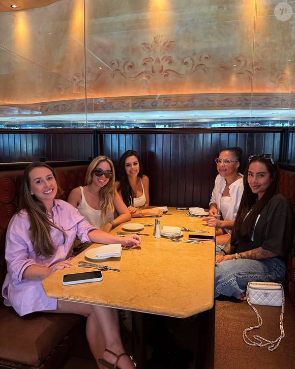 Bruna Biancardi está viajando só na companhia de mulheres.