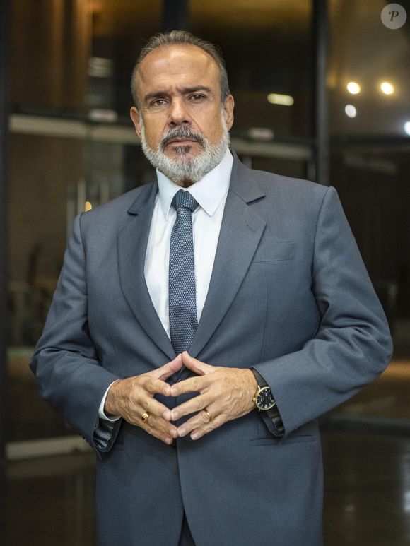 Jairo (André Mattos), figura central na delegacia e mentor de Paulinho, deixa cargo de chefia para Paulinho