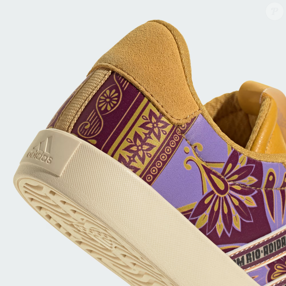 A estética retrô segue dominando as vitrines e o Adidas VL Court 3.0 aparece como uma das apostas mais interessantes do momento. Com visual clássico e cor inspirada em elementos da cultura colombiana, o modelo entrega charme e versatilidade