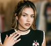 Tênis da Onitsuka Tiger lembra peças clássicas de enxoval e reforça a força da estética coquette no universo da moda feminina