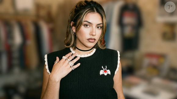 Tênis da Onitsuka Tiger lembra peças clássicas de enxoval e reforça a força da estética coquette no universo da moda feminina