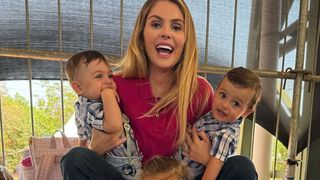 'Agarrado na mão dele': Bárbara Evans atualiza estado de saúde do filho, picado por escorpião, após vídeo desesperador de choro