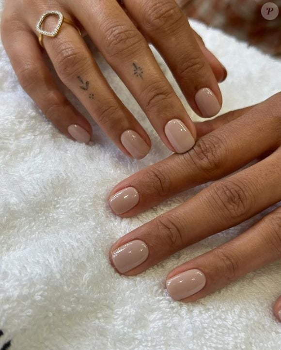 Tendência de unhas para o Outono 2026: vale apostar em esmaltes na cor bege, transmitindo elegância e sofisticação.