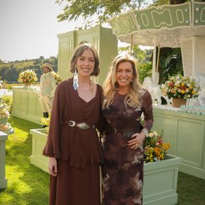 Filha de Roberto Justus, Fabiana Justus marcou presença na celebração de Vicky Justus ao lado da família no interior de São Paulo