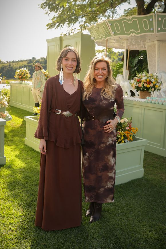 Filha de Roberto Justus, Fabiana Justus marcou presença na celebração de Vicky Justus ao lado da família no interior de São Paulo