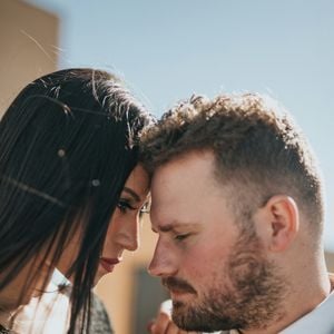 Falta de interesse: Esse cenário resulta na diminuição do tempo dedicado ao parceiro, na ausência de momentos compartilhados e na preferência por estar com outras pessoas