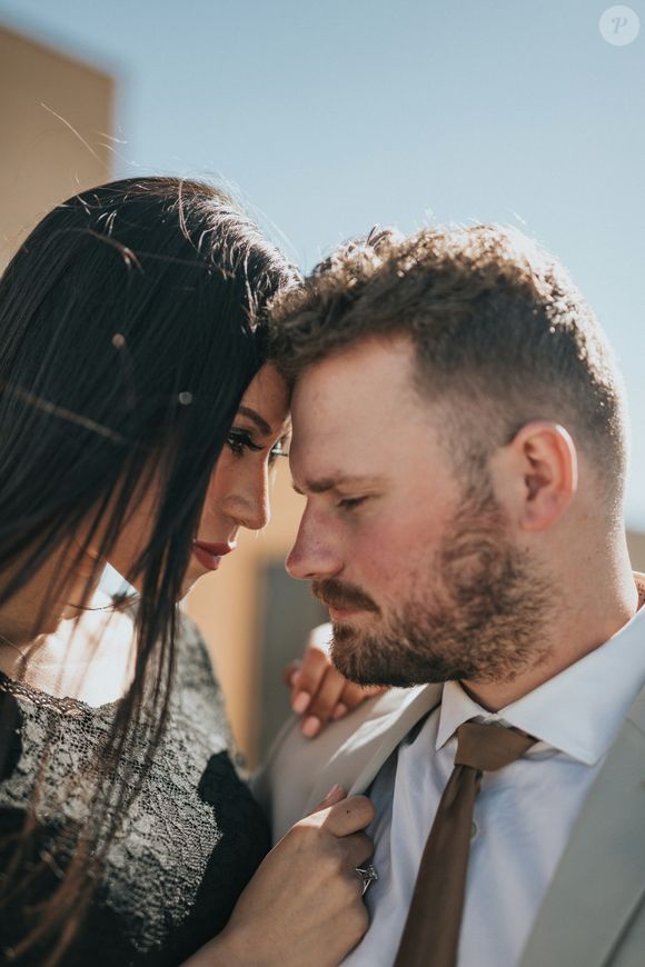 Falta de interesse: Esse cenário resulta na diminuição do tempo dedicado ao parceiro, na ausência de momentos compartilhados e na preferência por estar com outras pessoas