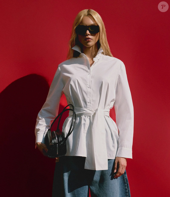 A camisa de tricoline da Renner aposta em ombreiras e mangas francesas para entregar um visual elegante e atemporal, inspirado no estilo clássico de Carolina Herrera, por R$ 139,90